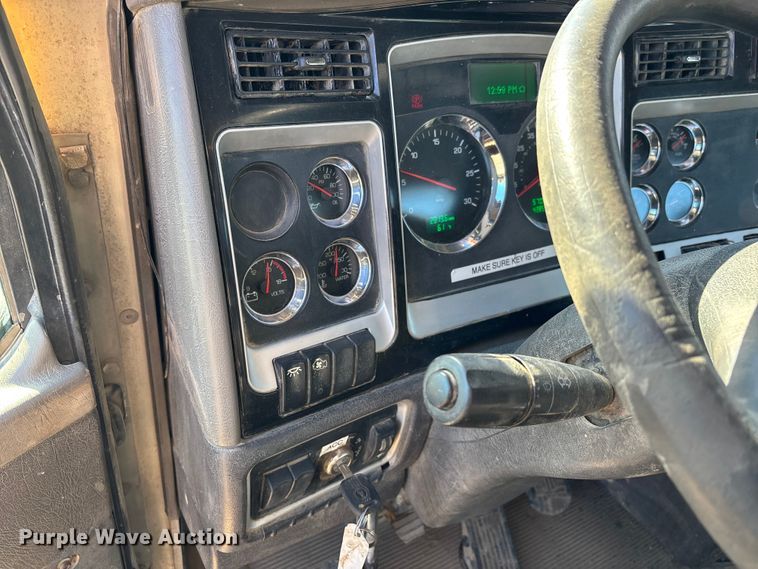 image for item DW7462 2014 Kenworth T800 semi truck