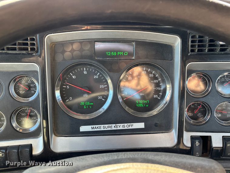 image for item DW7462 2014 Kenworth T800 semi truck