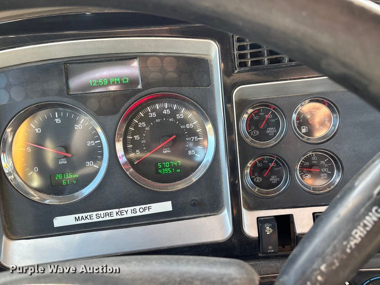 image for item DW7462 2014 Kenworth T800 semi truck