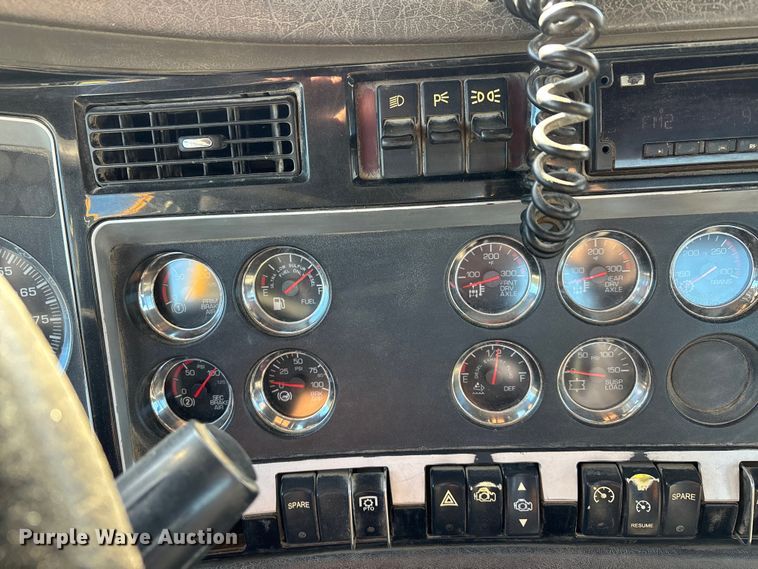 image for item DW7462 2014 Kenworth T800 semi truck