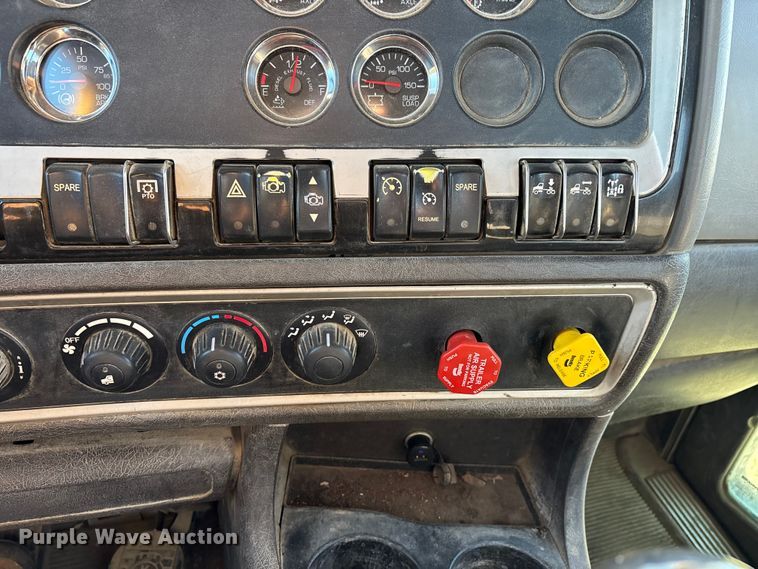 image for item DW7462 2014 Kenworth T800 semi truck