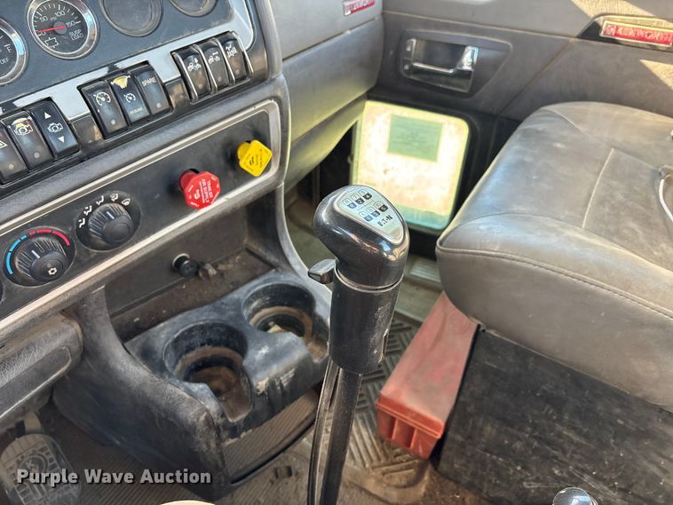image for item DW7462 2014 Kenworth T800 semi truck