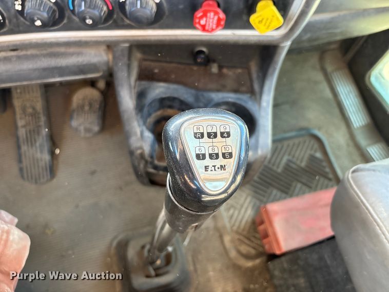 image for item DW7462 2014 Kenworth T800 semi truck