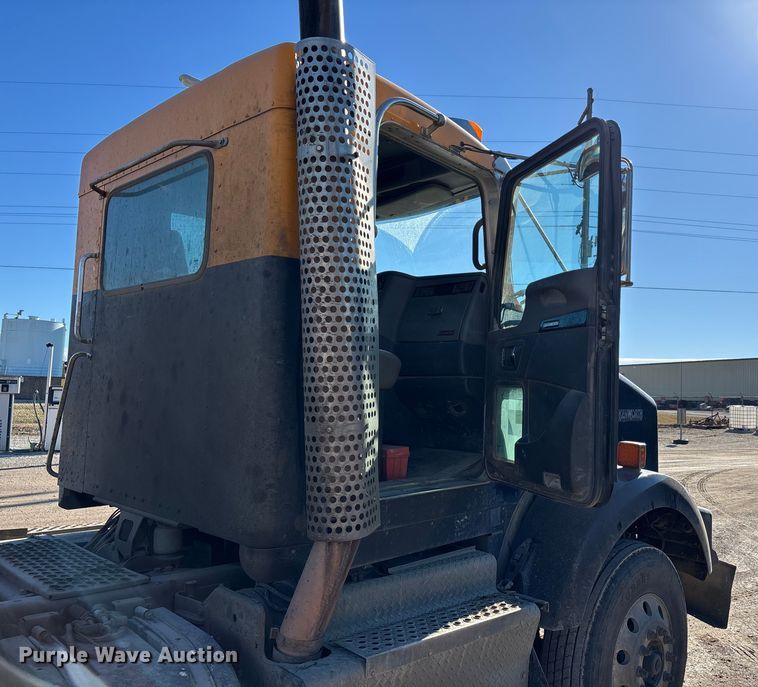 image for item DW7462 2014 Kenworth T800 semi truck