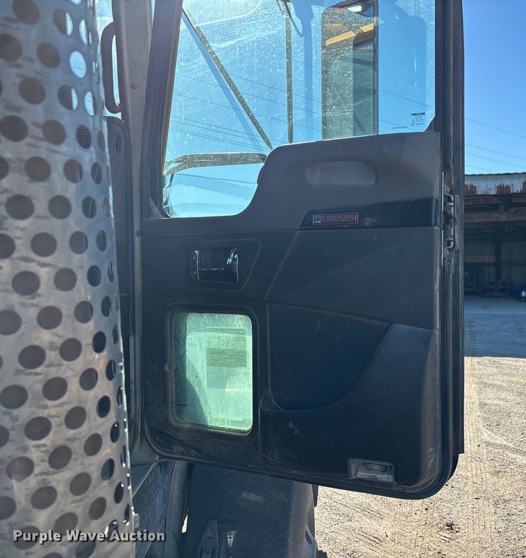 image for item DW7462 2014 Kenworth T800 semi truck