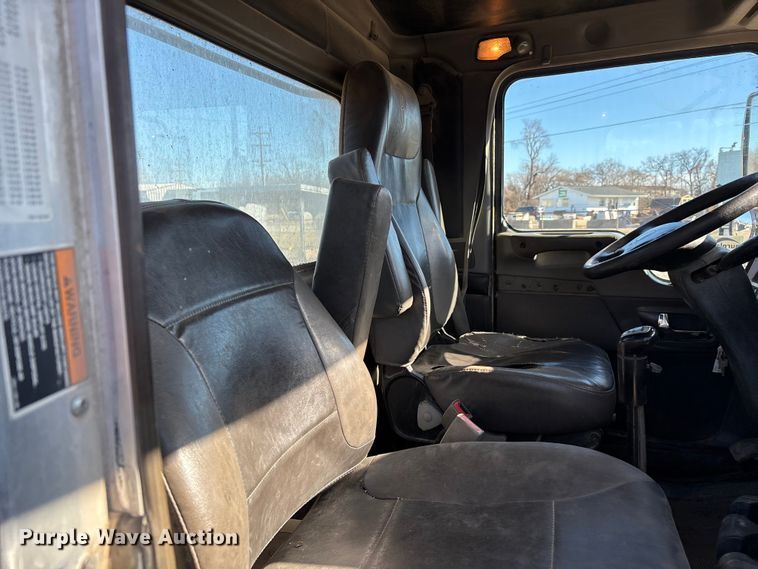 image for item DW7462 2014 Kenworth T800 semi truck