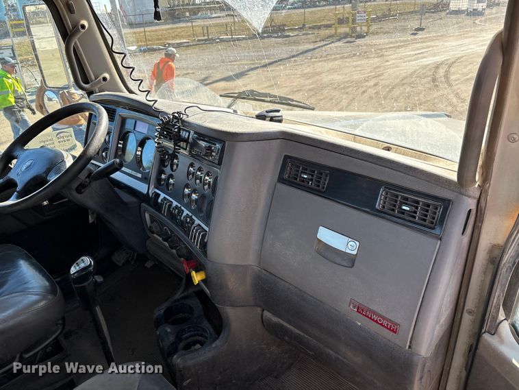 image for item DW7462 2014 Kenworth T800 semi truck