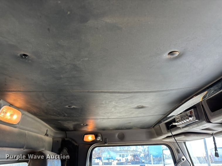 image for item DW7462 2014 Kenworth T800 semi truck