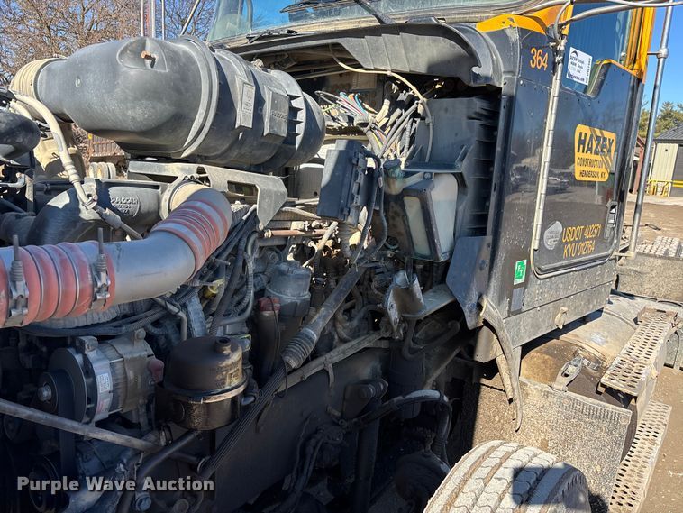 image for item DW7462 2014 Kenworth T800 semi truck