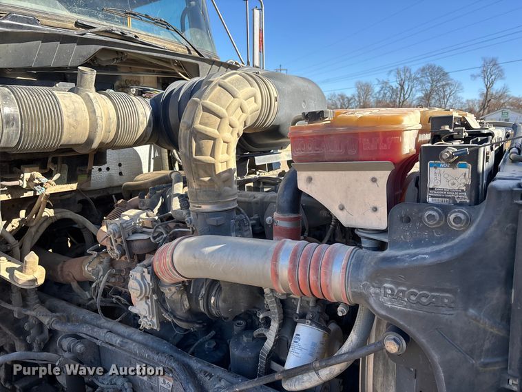 image for item DW7462 2014 Kenworth T800 semi truck