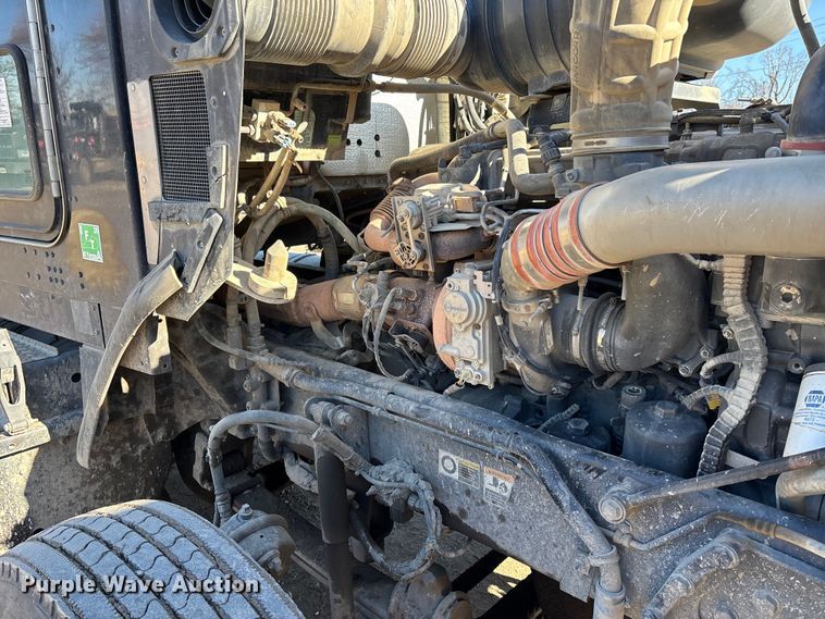 image for item DW7462 2014 Kenworth T800 semi truck