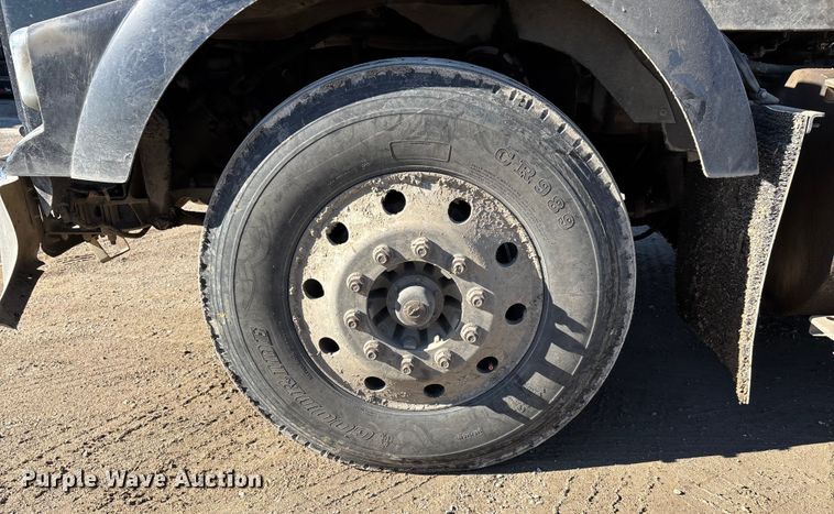 image for item DW7462 2014 Kenworth T800 semi truck