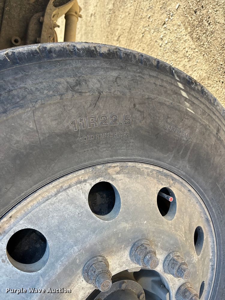 image for item DW7462 2014 Kenworth T800 semi truck