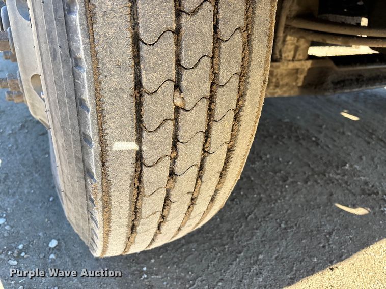 image for item DW7462 2014 Kenworth T800 semi truck