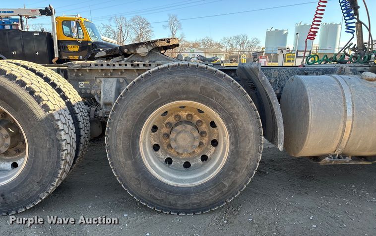 image for item DW7462 2014 Kenworth T800 semi truck