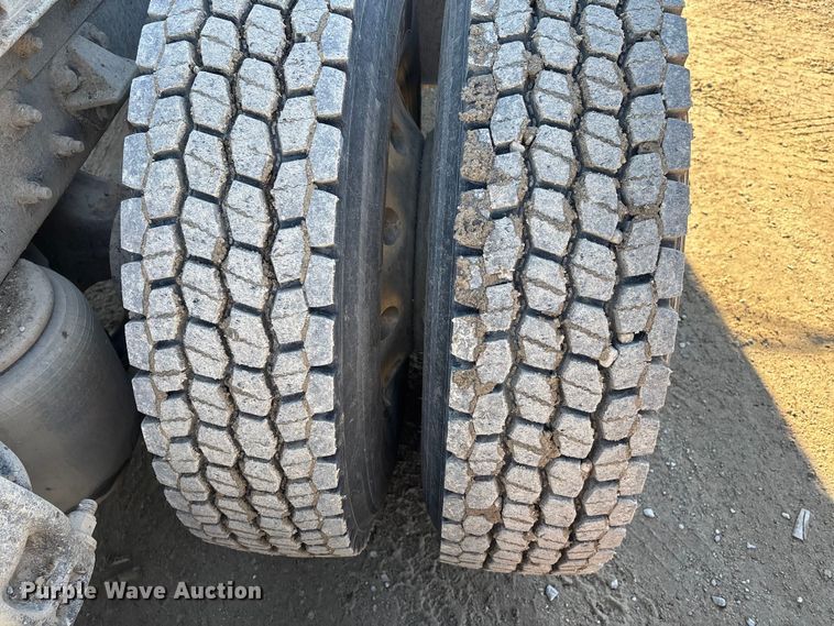 image for item DW7462 2014 Kenworth T800 semi truck