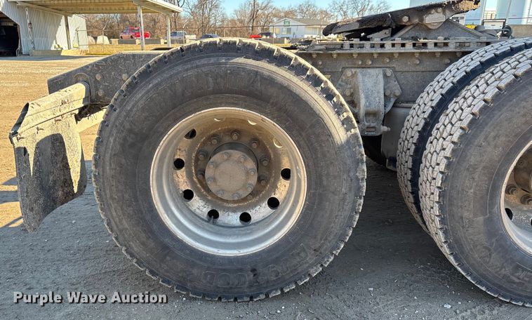 image for item DW7462 2014 Kenworth T800 semi truck