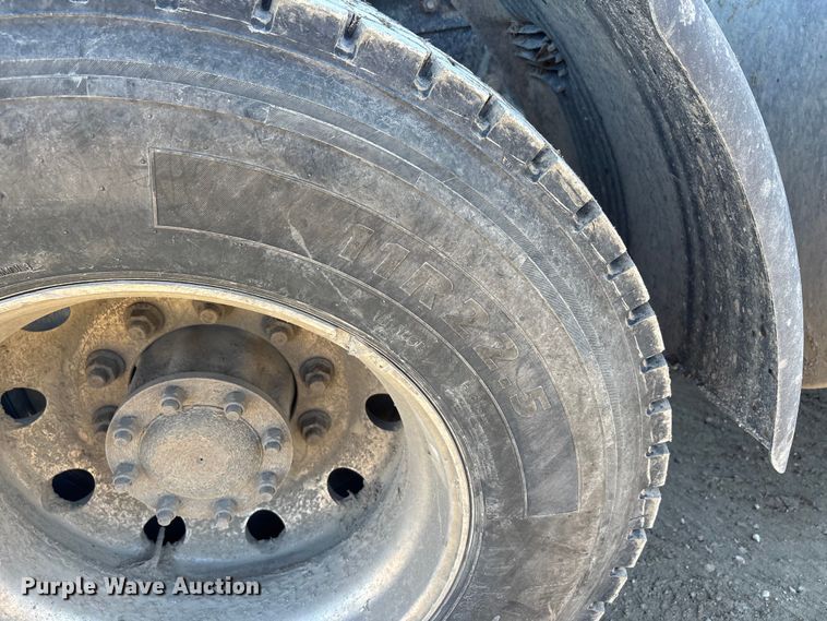 image for item DW7462 2014 Kenworth T800 semi truck