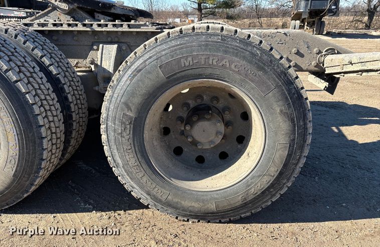 image for item DW7462 2014 Kenworth T800 semi truck