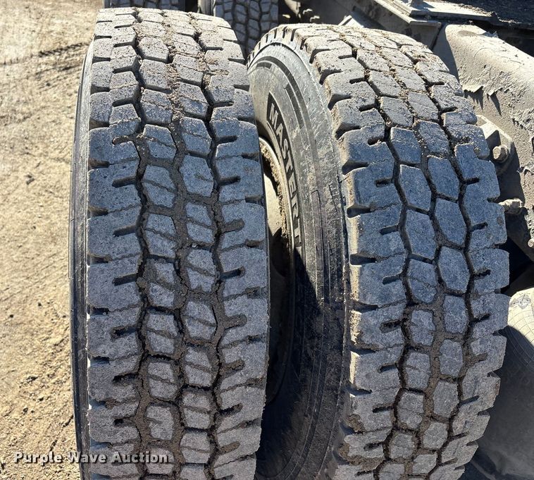 image for item DW7462 2014 Kenworth T800 semi truck