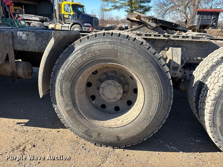 image for item DW7462 2014 Kenworth T800 semi truck