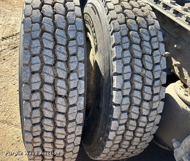 image for item DW7462 2014 Kenworth T800 semi truck