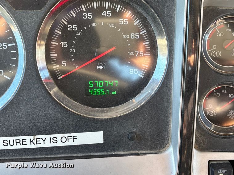 image for item DW7462 2014 Kenworth T800 semi truck