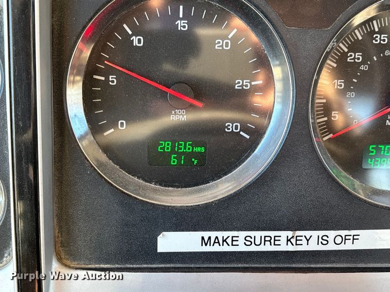 image for item DW7462 2014 Kenworth T800 semi truck