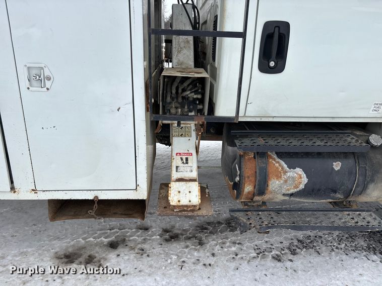 image for item DW7467 2007 International 4300 forestry bucket truck