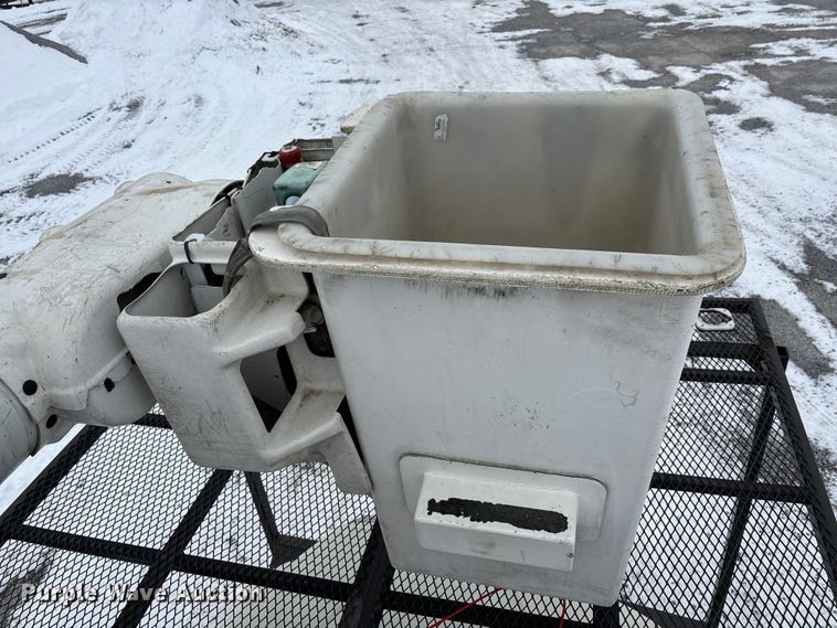 image for item DW7467 2007 International 4300 forestry bucket truck