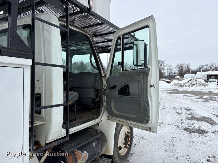 image for item DW7467 2007 International 4300 forestry bucket truck