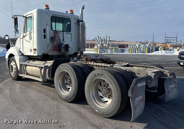 image for item DW7475 2001 Freightliner Columbia semi truck