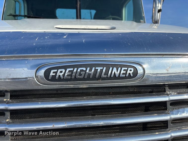 image for item DW7475 2001 Freightliner Columbia semi truck