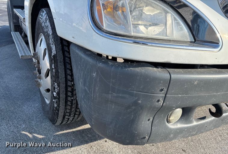 image for item DW7475 2001 Freightliner Columbia semi truck