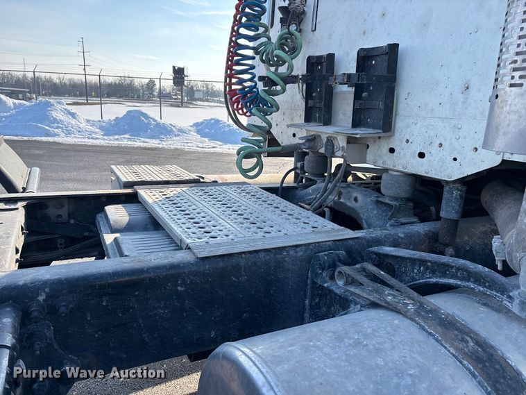 image for item DW7475 2001 Freightliner Columbia semi truck