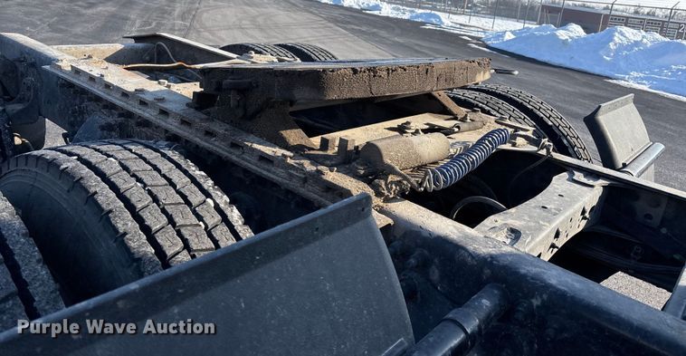 image for item DW7475 2001 Freightliner Columbia semi truck