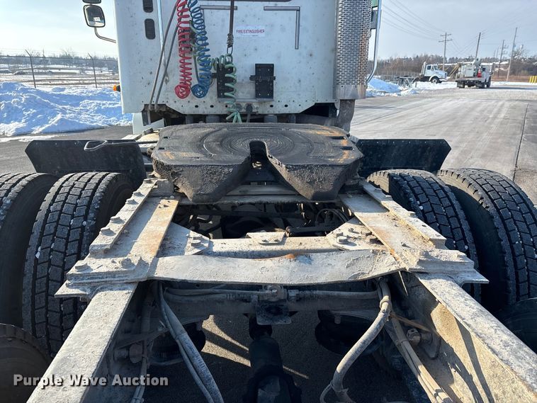 image for item DW7475 2001 Freightliner Columbia semi truck