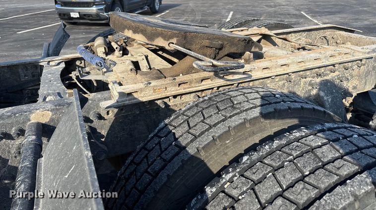 image for item DW7475 2001 Freightliner Columbia semi truck