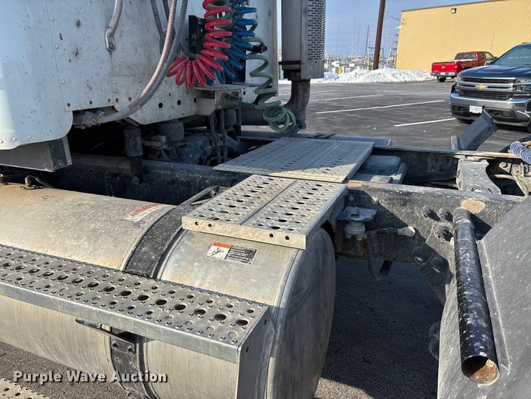 image for item DW7475 2001 Freightliner Columbia semi truck