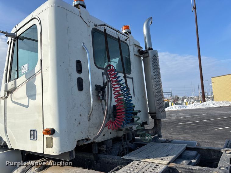 image for item DW7475 2001 Freightliner Columbia semi truck