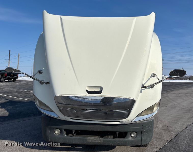 image for item DW7475 2001 Freightliner Columbia semi truck