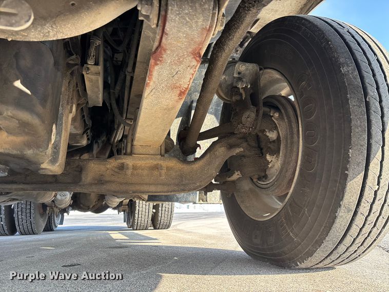 image for item DW7475 2001 Freightliner Columbia semi truck