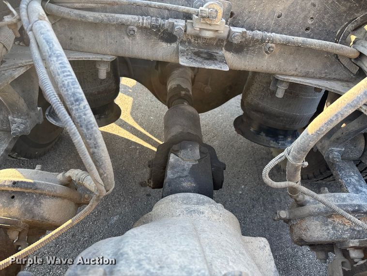 image for item DW7475 2001 Freightliner Columbia semi truck