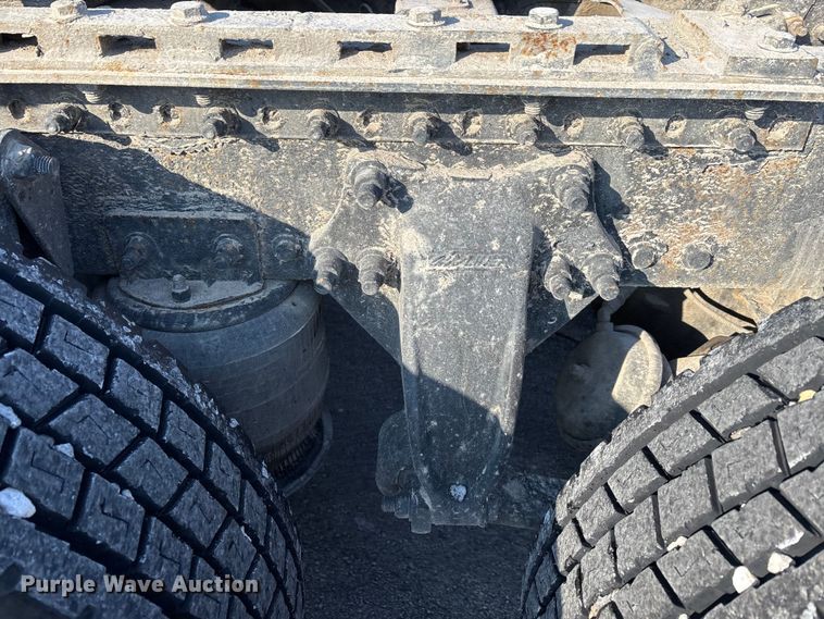 image for item DW7475 2001 Freightliner Columbia semi truck