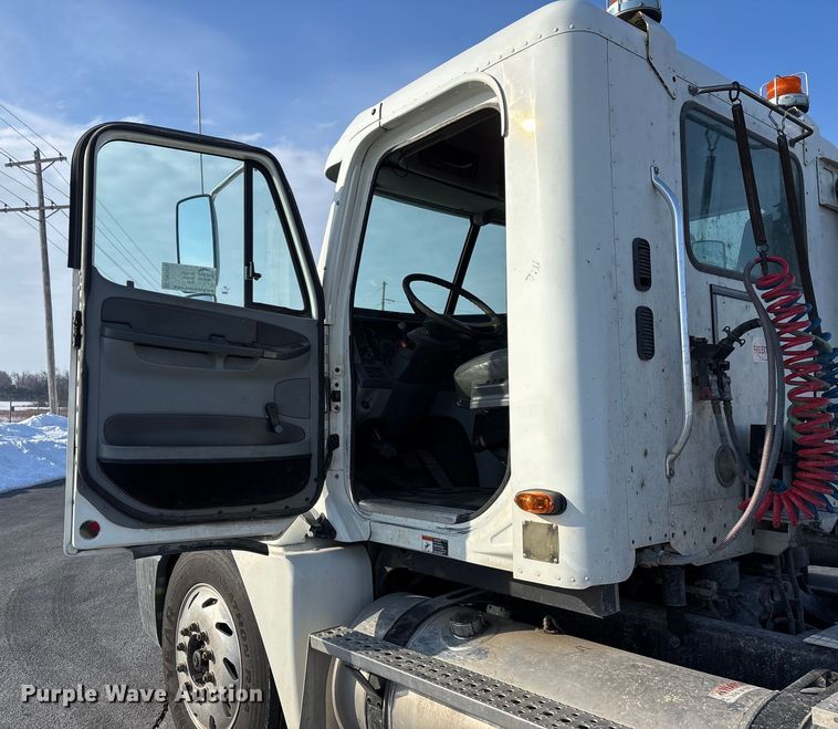 image for item DW7475 2001 Freightliner Columbia semi truck