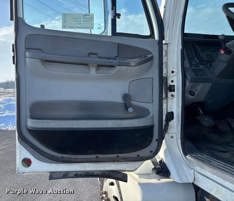 image for item DW7475 2001 Freightliner Columbia semi truck