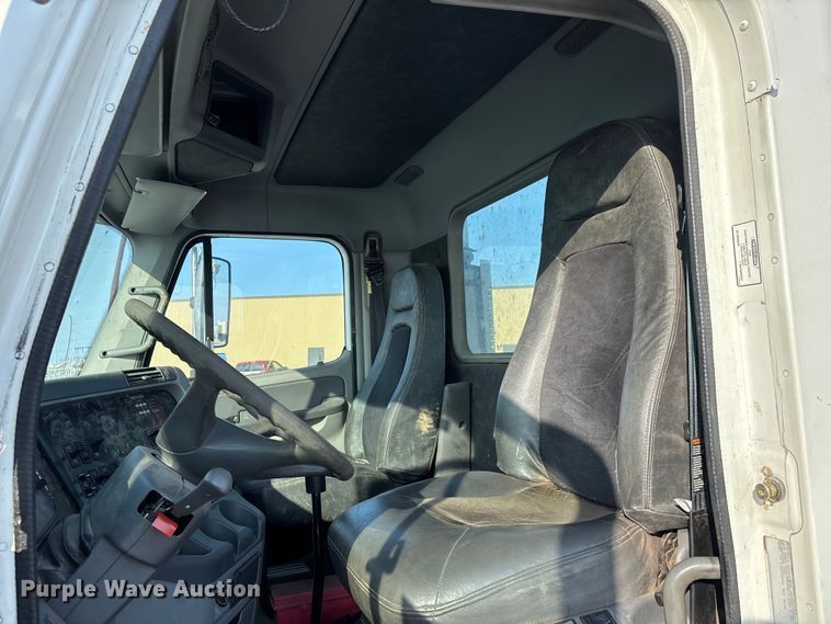 image for item DW7475 2001 Freightliner Columbia semi truck