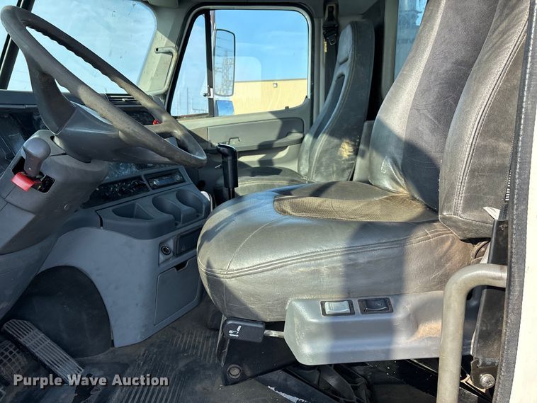 image for item DW7475 2001 Freightliner Columbia semi truck