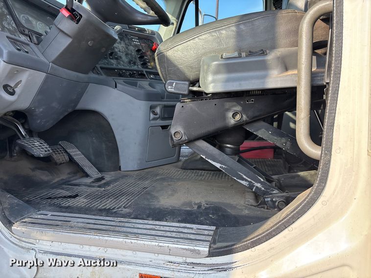 image for item DW7475 2001 Freightliner Columbia semi truck