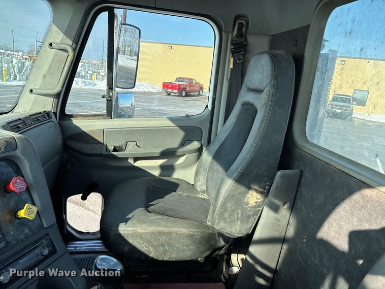 image for item DW7475 2001 Freightliner Columbia semi truck